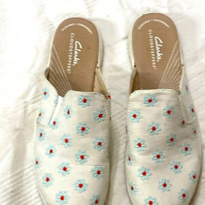 CLARKS CLOUDSTEPPERS WO SIZE 8.5  SLIP ON MULES  WHITE WITH BLUE DAISIES CLEAN